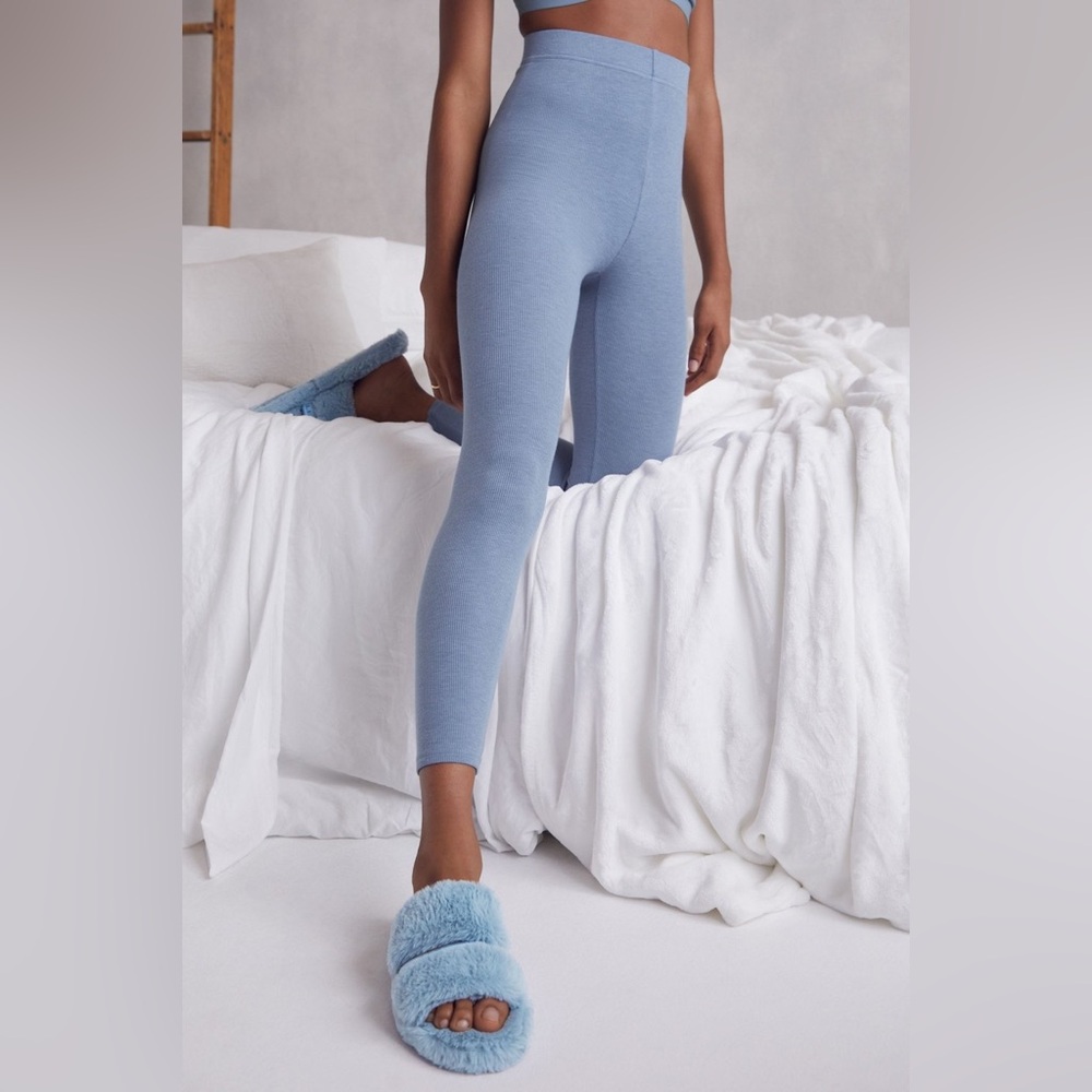 FABLETICS Ultra High Waisted Ribbed 7/8 Legging‎ Faded Denim | Medium